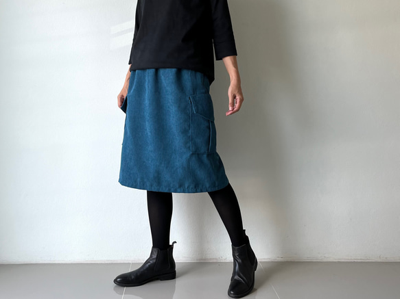 コーデの幅が広がる。秋冬だけの深み青が作るコーデュロイカーゴミニスカート。スタイリッシュな大人のスタイルが完成。 1枚目の画像