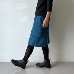 コーデの幅が広がる。秋冬だけの深み青が作るコーデュロイカーゴミニスカート。スタイリッシュな大人のスタイルが完成。 6枚目の画像