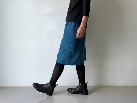 コーデの幅が広がる。秋冬だけの深み青が作るコーデュロイカーゴミニスカート。スタイリッシュな大人のスタイルが完成。 6枚目の画像
