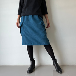 コーデの幅が広がる。秋冬だけの深み青が作るコーデュロイカーゴミニスカート。スタイリッシュな大人のスタイルが完成。 2枚目の画像