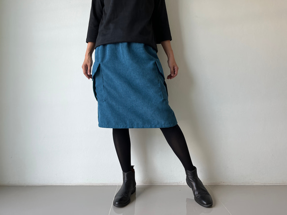 コーデの幅が広がる。秋冬だけの深み青が作るコーデュロイカーゴミニスカート。スタイリッシュな大人のスタイルが完成。 2枚目の画像