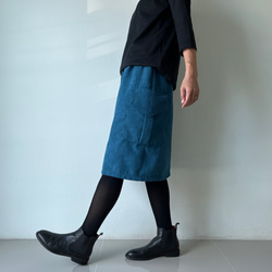 コーデの幅が広がる。秋冬だけの深み青が作るコーデュロイカーゴミニスカート。スタイリッシュな大人のスタイルが完成。 4枚目の画像