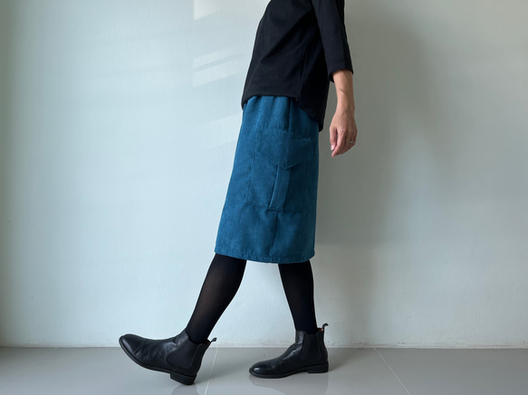 コーデの幅が広がる。秋冬だけの深み青が作るコーデュロイカーゴミニスカート。スタイリッシュな大人のスタイルが完成。 4枚目の画像