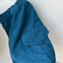 コーデの幅が広がる。秋冬だけの深み青が作るコーデュロイカーゴミニスカート。スタイリッシュな大人のスタイルが完成。 7枚目の画像