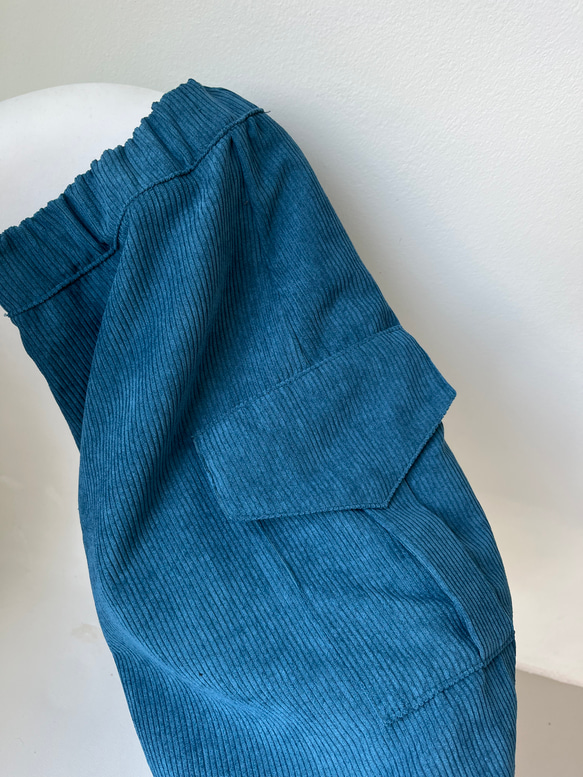 コーデの幅が広がる。秋冬だけの深み青が作るコーデュロイカーゴミニスカート。スタイリッシュな大人のスタイルが完成。 7枚目の画像