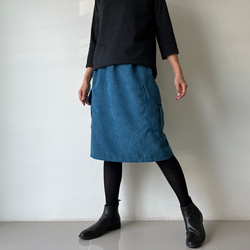 コーデの幅が広がる。秋冬だけの深み青が作るコーデュロイカーゴミニスカート。スタイリッシュな大人のスタイルが完成。 3枚目の画像