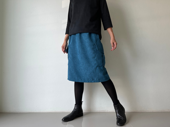コーデの幅が広がる。秋冬だけの深み青が作るコーデュロイカーゴミニスカート。スタイリッシュな大人のスタイルが完成。 3枚目の画像