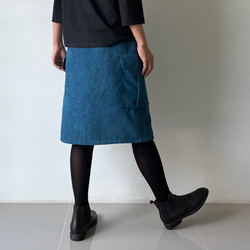 コーデの幅が広がる。秋冬だけの深み青が作るコーデュロイカーゴミニスカート。スタイリッシュな大人のスタイルが完成。 5枚目の画像