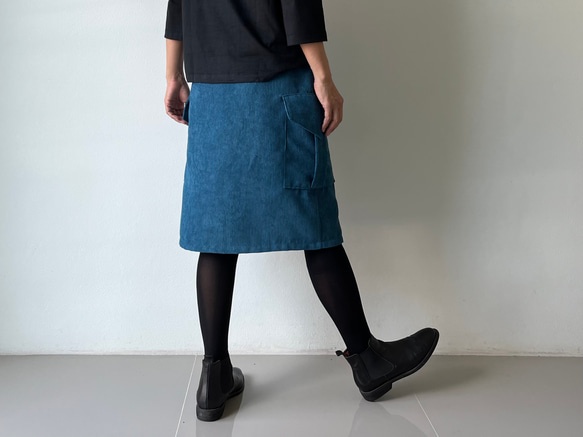 コーデの幅が広がる。秋冬だけの深み青が作るコーデュロイカーゴミニスカート。スタイリッシュな大人のスタイルが完成。 5枚目の画像