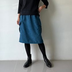 コーデの幅が広がる。秋冬だけの深み青が作るコーデュロイカーゴミニスカート。スタイリッシュな大人のスタイルが完成。 9枚目の画像