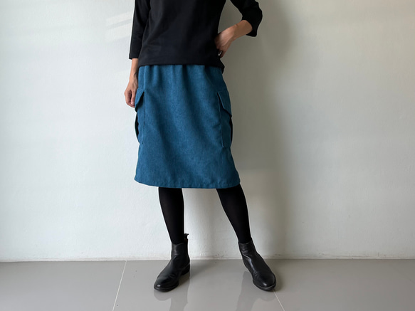 コーデの幅が広がる。秋冬だけの深み青が作るコーデュロイカーゴミニスカート。スタイリッシュな大人のスタイルが完成。 9枚目の画像