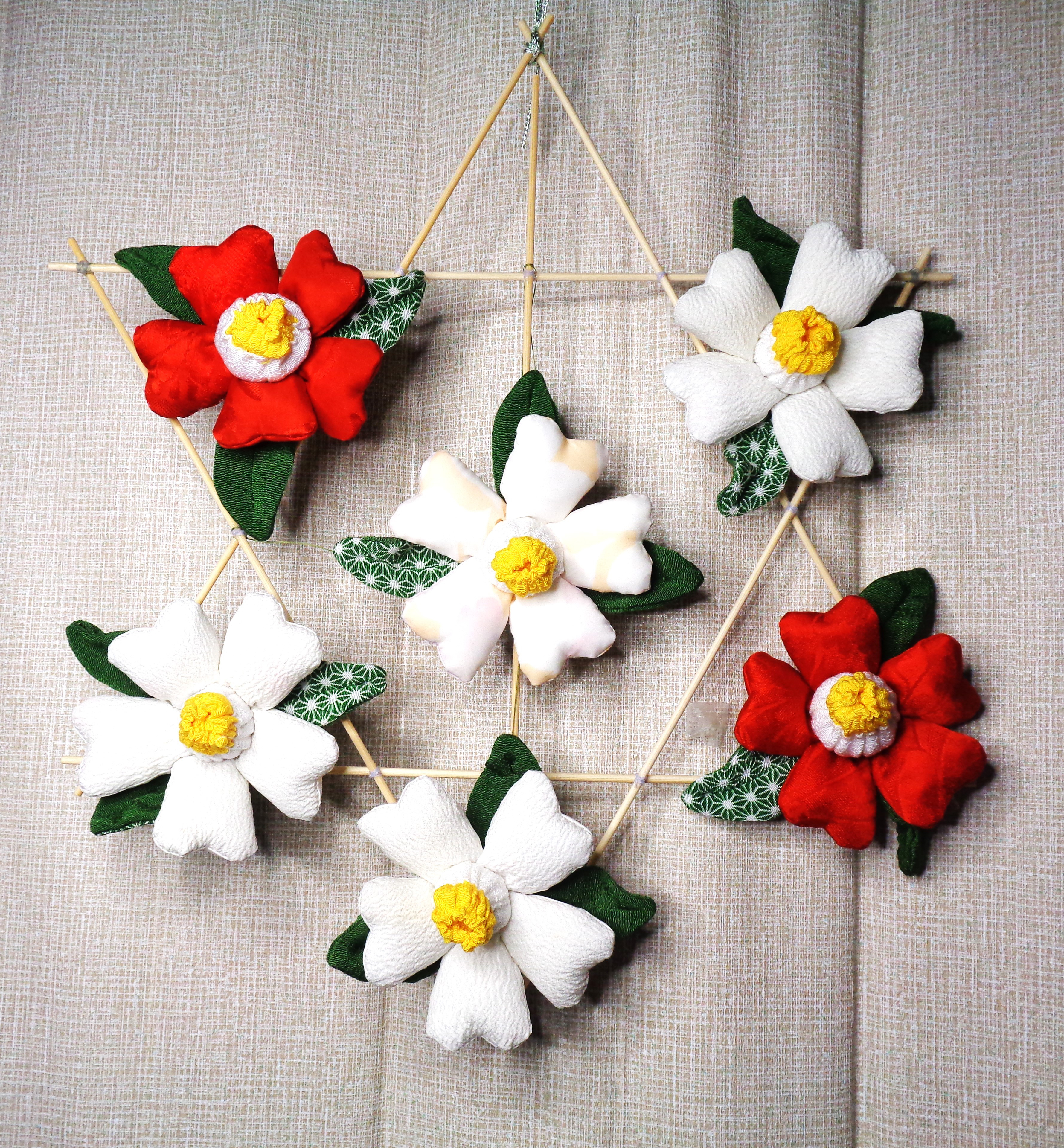 着物地でつくった椿の壁掛け