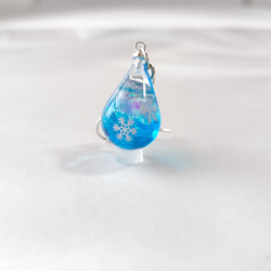 ＊冬の新作＊一粒の水色のキラキラ輝く雪の結晶の雫型ピアス／イヤリング 10枚目の画像