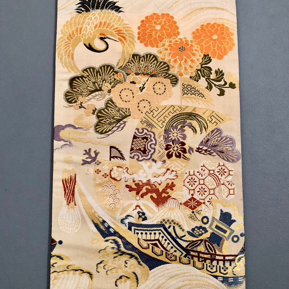 帯のタペストリー　アンティーク　イエローゴールド　鶴と宝船　サスティナブル 　着物リメイク インテリア　正月飾り　掛け軸 4枚目の画像