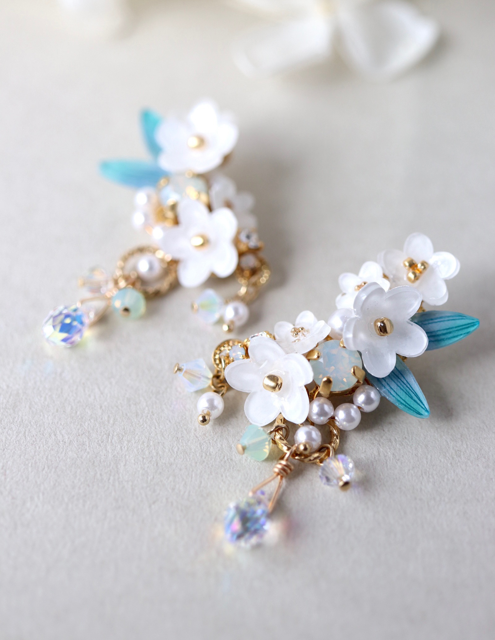 雪柳しゃらりん*bijouのイヤーカフ(両耳)  花、ギフト、白、ウエディング