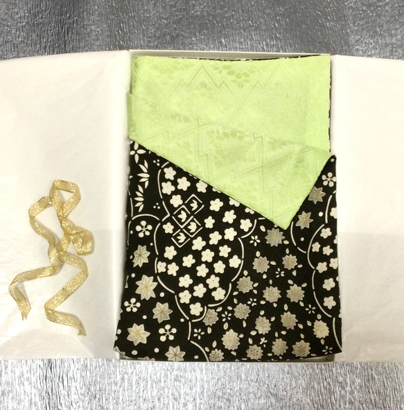 モノクロの華やかさと薄萌黄のリバーシブル　モダンなスカーフ 14枚目の画像