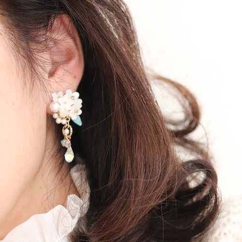 雪柳しゃらりん*bijouのピアス／イヤリング 花、白、ギフト