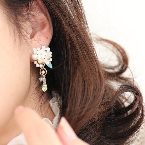 好きに 雪柳しゃらりん*bijouのピアス／イヤリング 花、白、ギフト ピアス