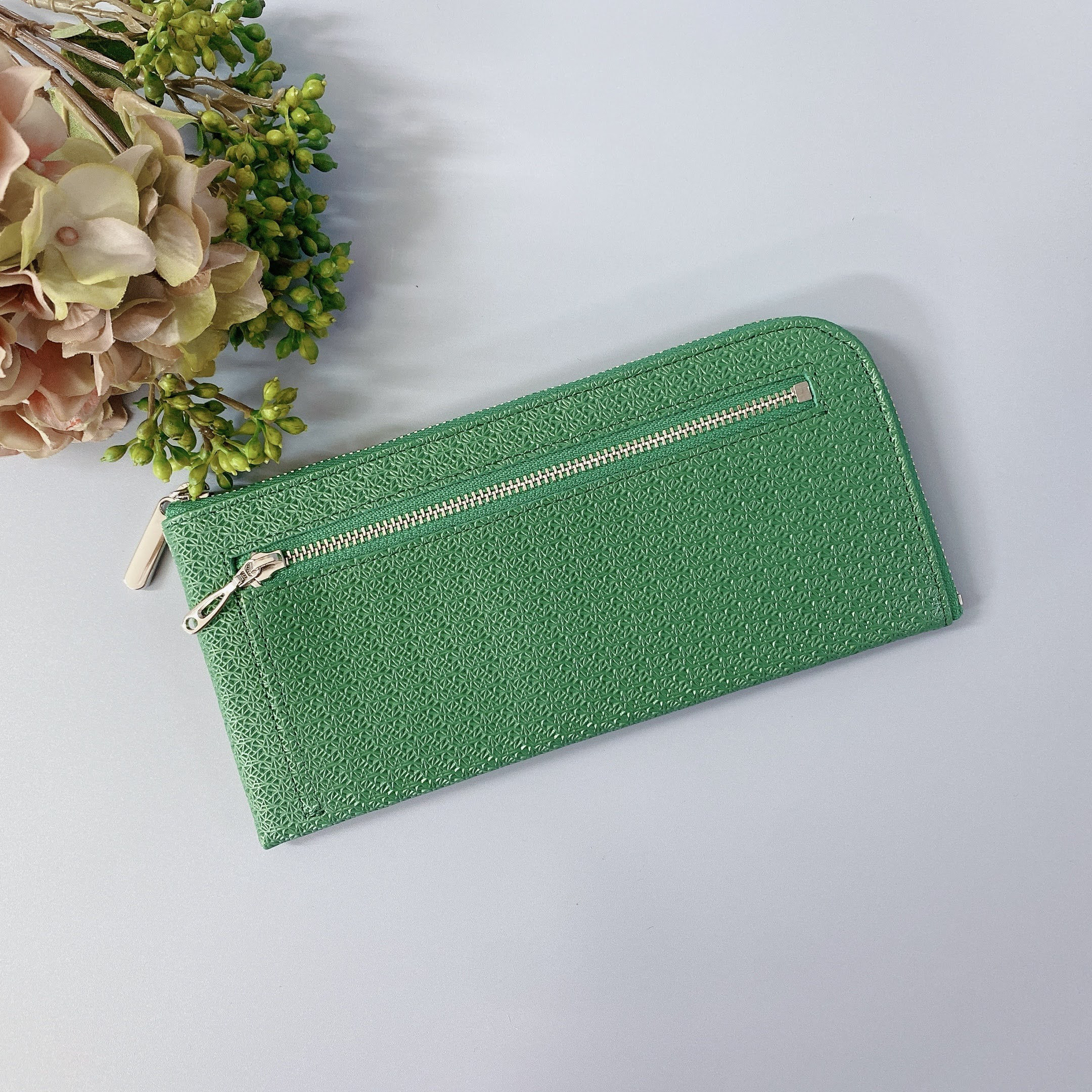 薄くて軽くて使いやすいＬ字ファスナー財布    牛革   14ZipWallet 牛革　レース型押し グリーン