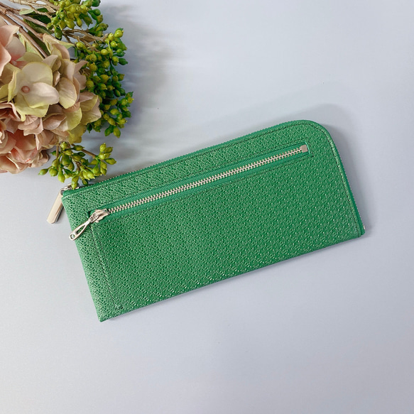 薄くて軽くて使いやすいＬ字ファスナー財布    牛革   14ZipWallet 牛革　レース型押し グリーン 1枚目の画像