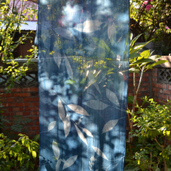 ブルー サン コットン スカーフ - フライング バタフライ ジンジャー ボタニック シアノタイプ スカーフ - バタフライ リ 1枚目の画像