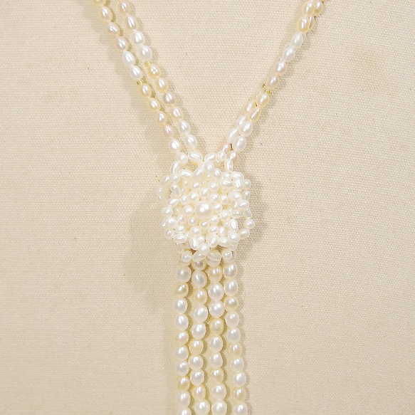 フラワー・モチーフの5-3mm本真珠（淡水パール）のラリエット（再販品、ナチュラルカラー、ホワイト、長さ調節可） 2枚目の画像