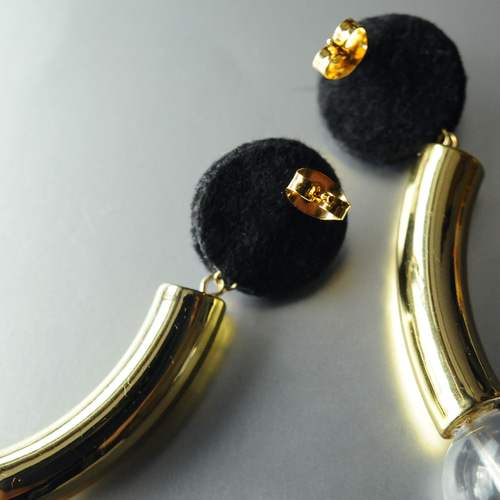 titi～ナンデモナイヒノ耳飾～＞刺繍ピアス『マカロニムーン  