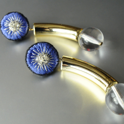 titi～ナンデモナイヒノ耳飾～＞刺繍ピアス『マカロニムーン  