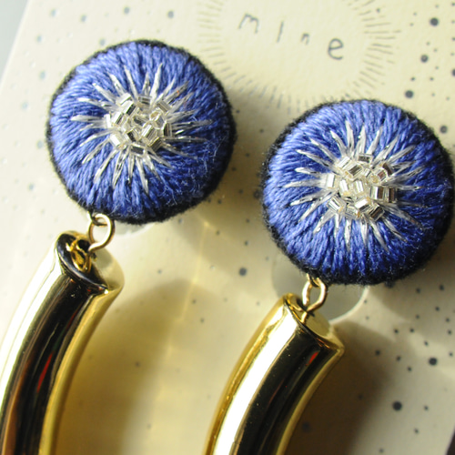 titi～ナンデモナイヒノ耳飾～＞刺繍ピアス『マカロニムーン  