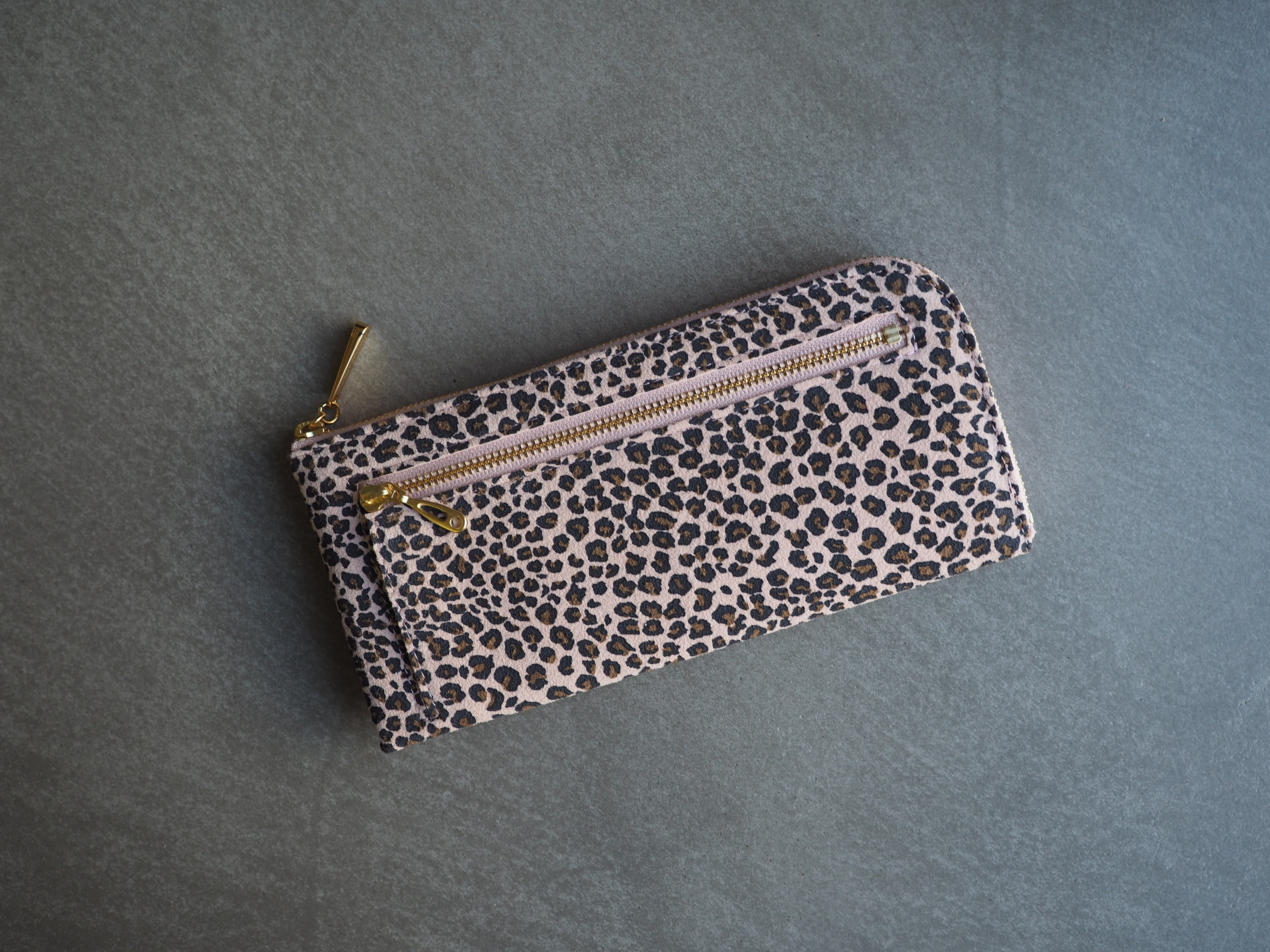 薄くて軽くて大容量なL字長財布 14枚カードポケット  ピッグスウェード  ヒョウ柄  ピンク【スクイーズ】