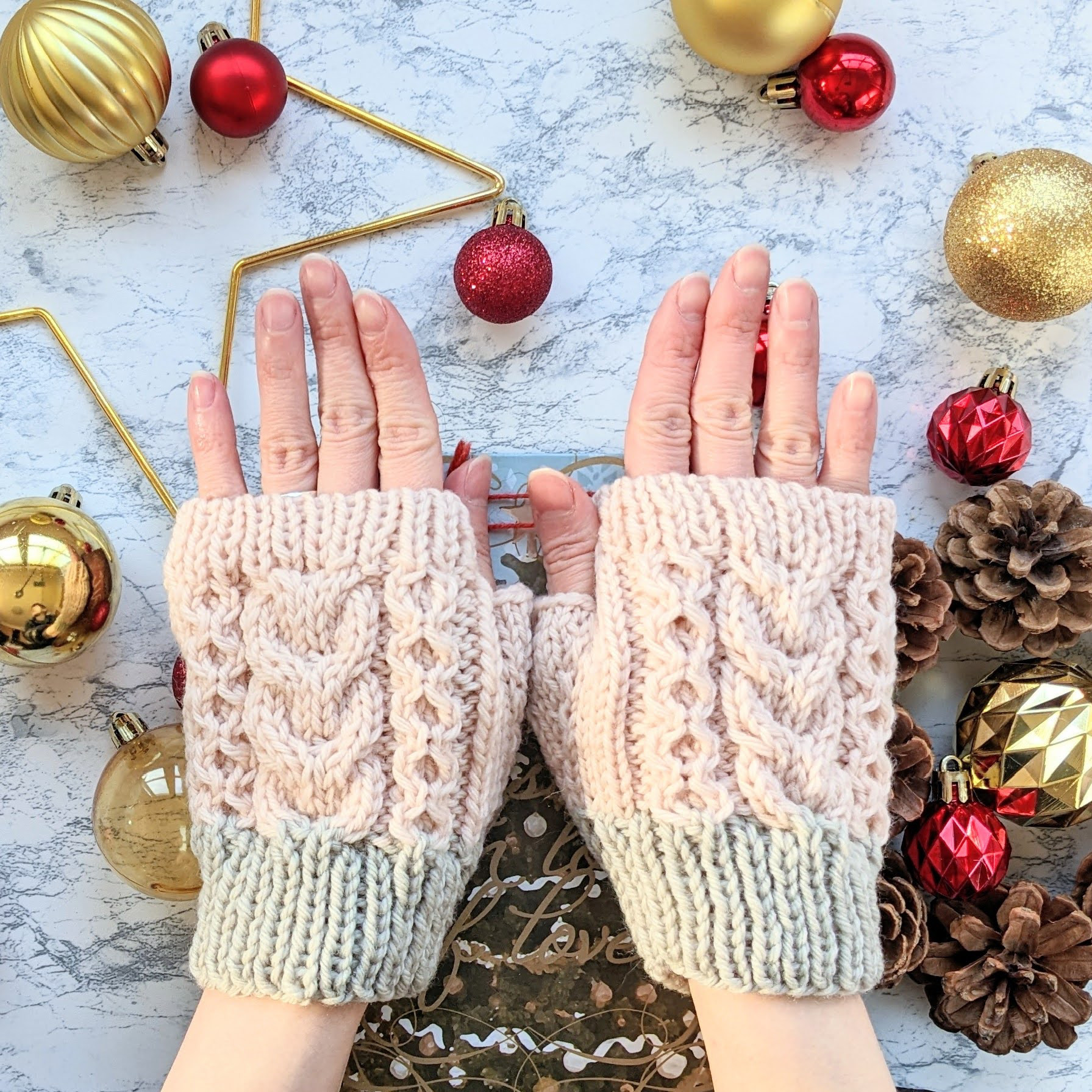 ロッキーメリノウールのアラン模様バイカラーハンドウォーマー