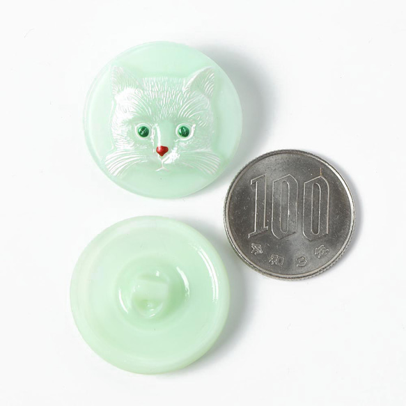 新作・ウランガラスボタン 2.8cm クリームグリーン 白猫ちゃん 2枚目の画像