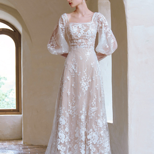 パフスリーブ スクエアネック　花柄総レースウエディングドレス パフスリーブ スクエアネック 花柄総レースウエディングドレス
