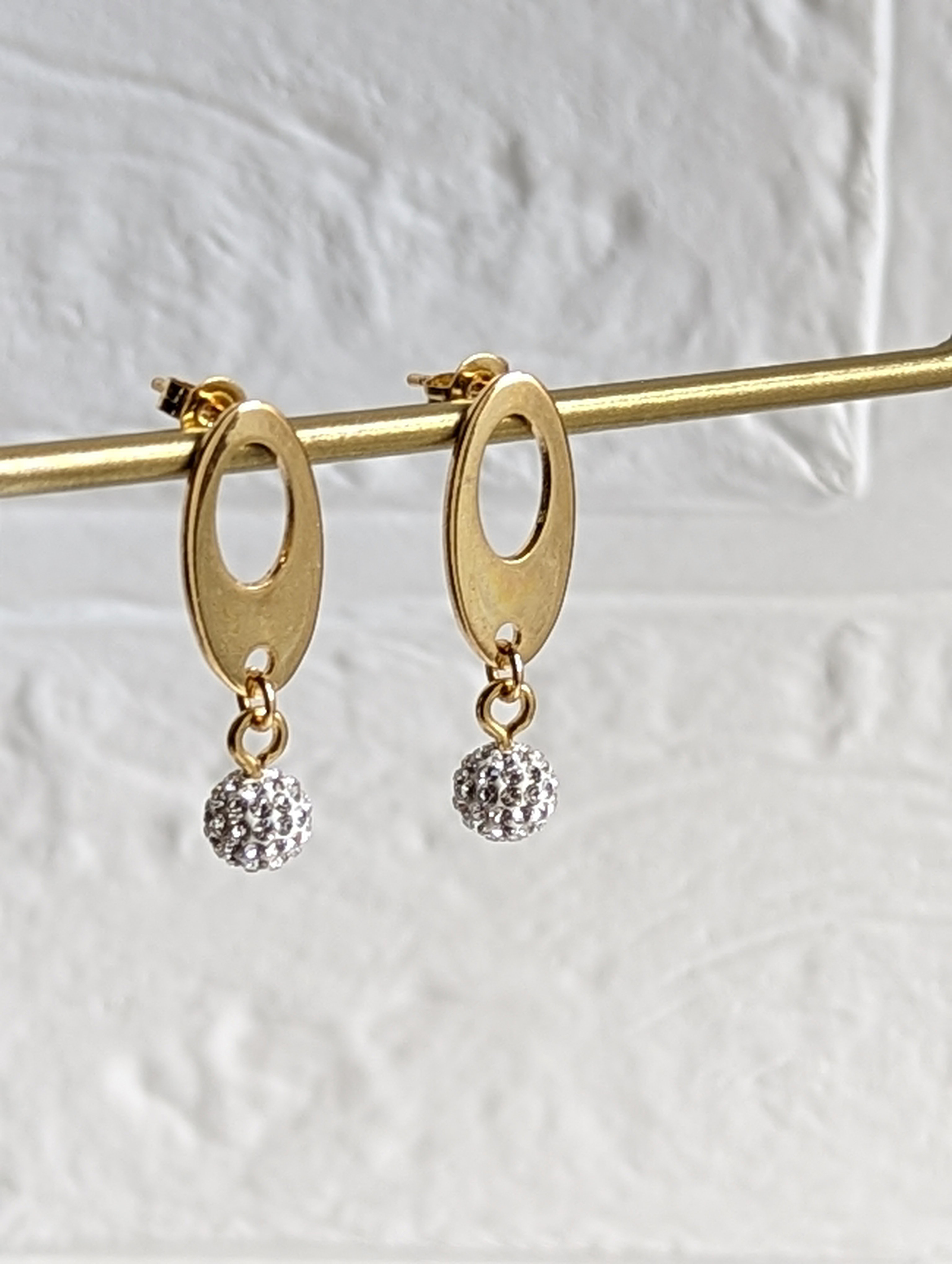 煌めくクリスタルスワロボールステンレスピアス