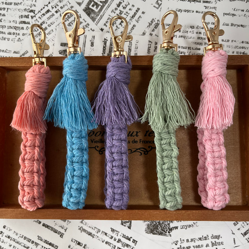 マクラメ キーホルダー ピンク マクラメスクエアノット編みキーホルダー（ピンク