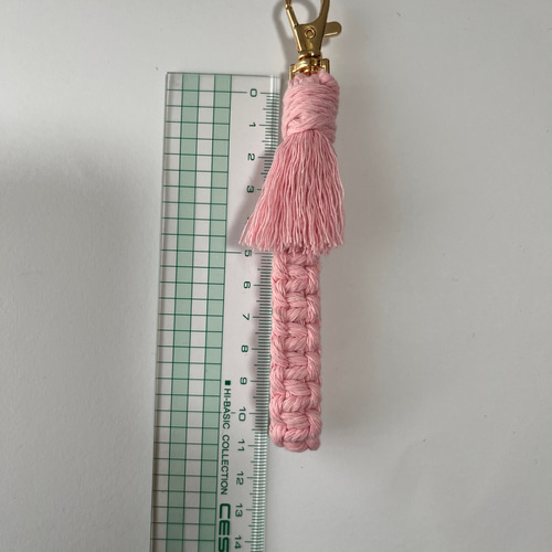 マクラメ キーホルダー ピンク マクラメスクエアノット編みキーホルダー（ピンク