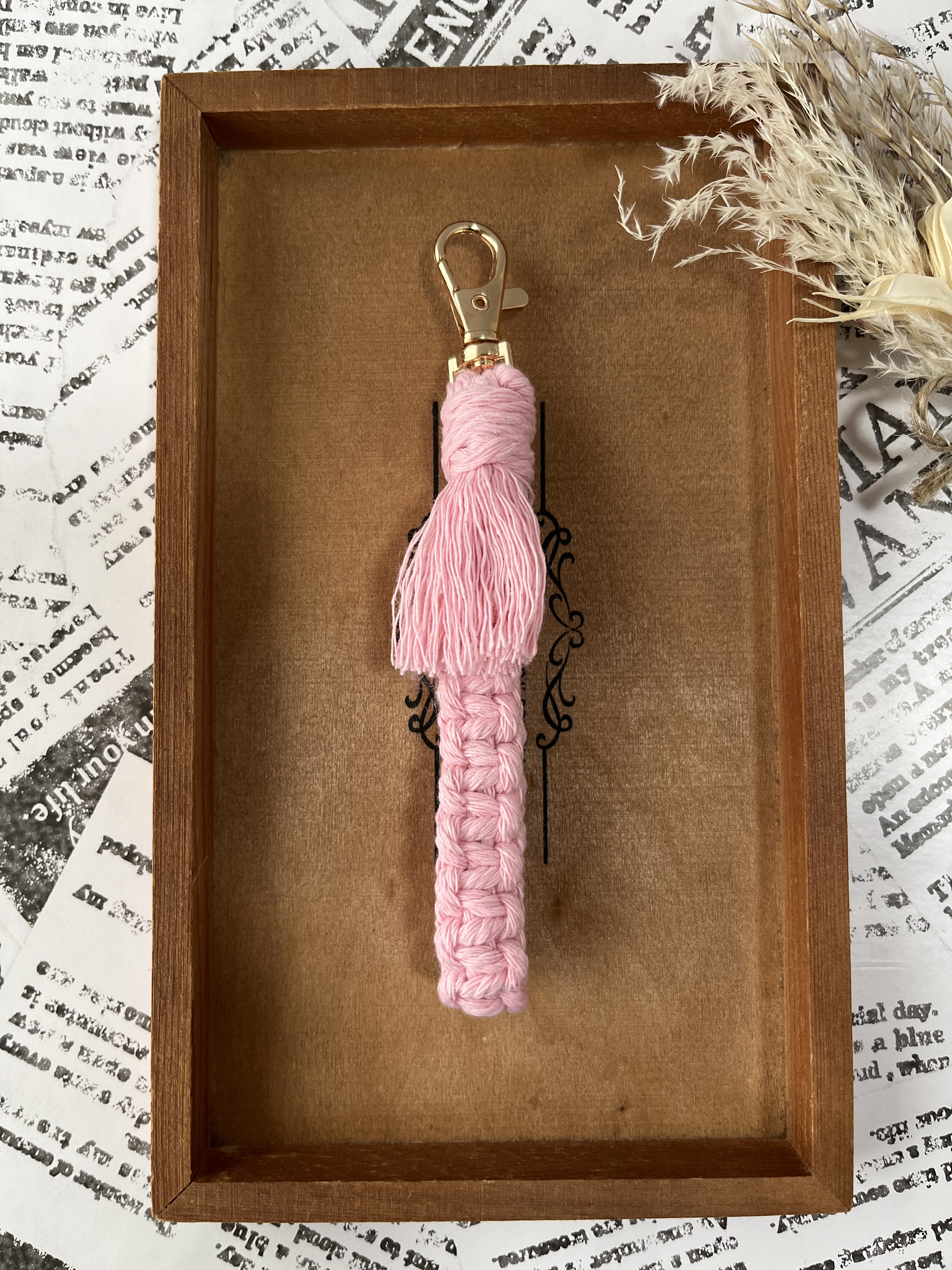 マクラメ キーホルダー ピンク マクラメスクエアノット編みキーホルダー（ピンク