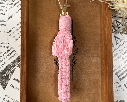 マクラメ キーホルダー ピンク 38e017acfd60bd31b76ba95eaa96c8