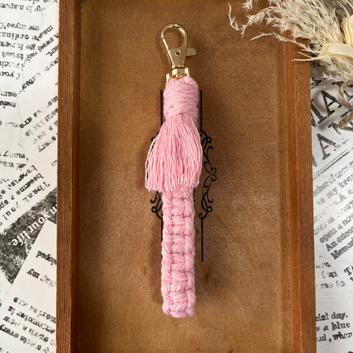 マクラメ キーホルダー ピンク マクラメスクエアノット編みキーホルダー（ピンク） キーホルダー