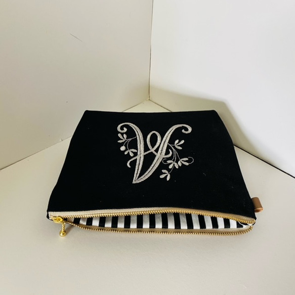 シルバー刺繍選べるヴィンテージ刺繍のポーチ　１６㎝ 18㎝　２０㎝　ネイビーブラック 3枚目の画像