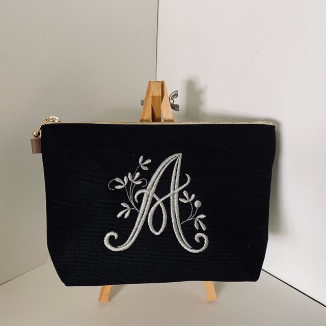 ネイビー系 familiar 刺繍ポーチ