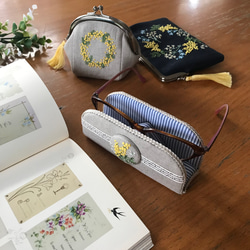 再販 幸せミモザ手刺繍　メガネスタンドで 心地よいお部屋に。 4枚目の画像