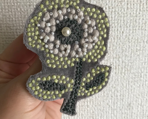 再販*chumブローチ○ミナペルホネン ブローチ chaki 通販 15124088