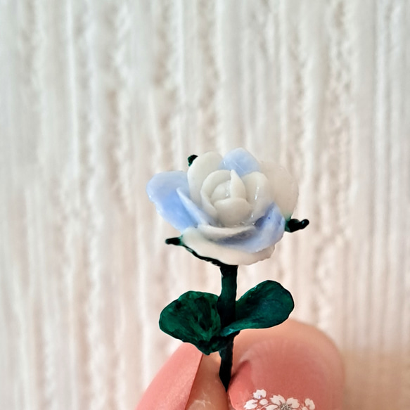 青と白の冬薔薇　ミニチュア 1枚目の画像