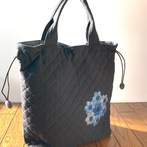 アップリケと刺繍のパッチワークキルトバッグ トートバッグ