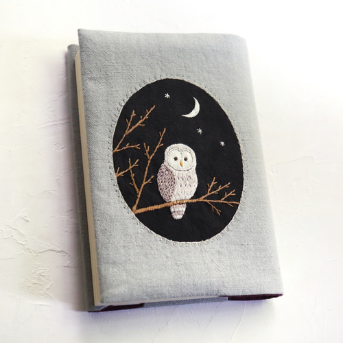 ハンドメイド刺繍ブローチ　909 満月の夜のフクロウ ハンドメイド刺繍ブローチ 909 満月の夜のフクロウ ハンドメイド刺繍