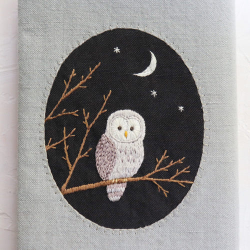 ハンドメイド刺繍ブローチ　909 満月の夜のフクロウ ハンドメイド刺繍ブローチ 909 満月の夜のフクロウ ハンドメイド刺繍