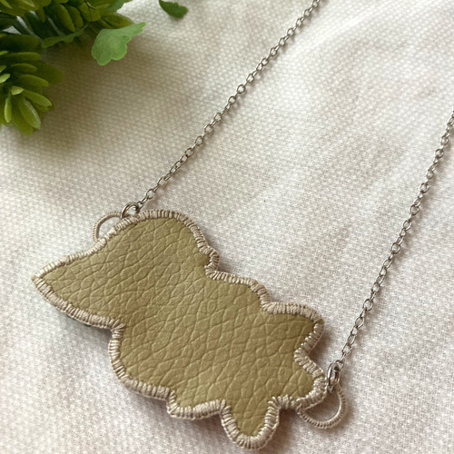 ビーズ刺繍ネックレス チョウ&花 mini ネックレス・ペンダント a.tede