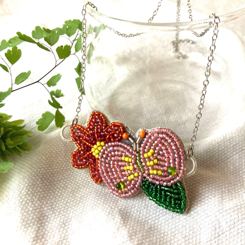 【保存版】 ビーズ刺繍ネックレス チョウ&花 a ネックレス・ペンダント mini ネックレス・ペンダント
