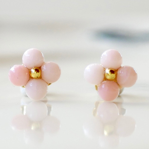 まるい天然石の小さいお花ピアス4枚花 ピンクオパール シンプル